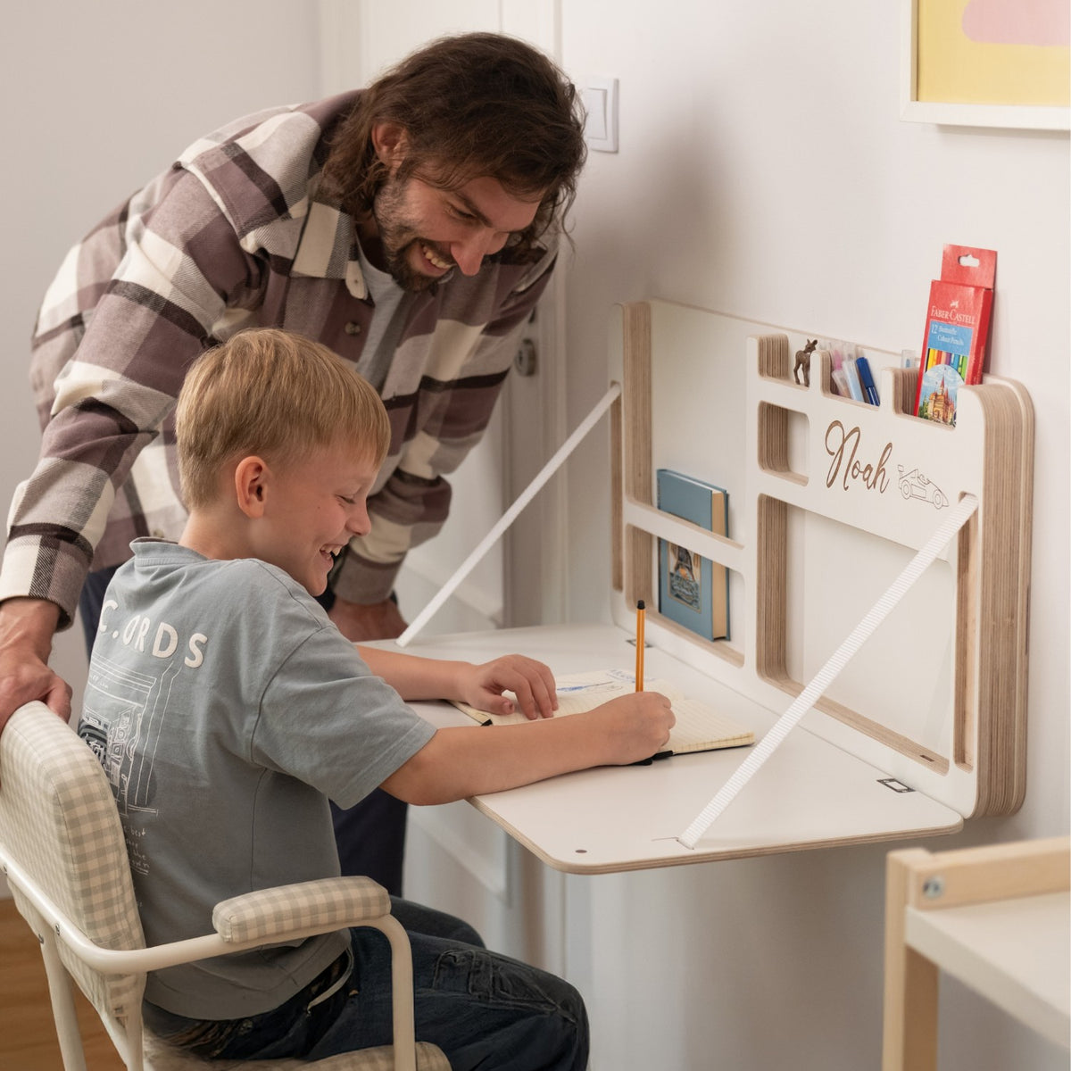 Wandschreibtisch für Kinder – personalisierbar & klappbar