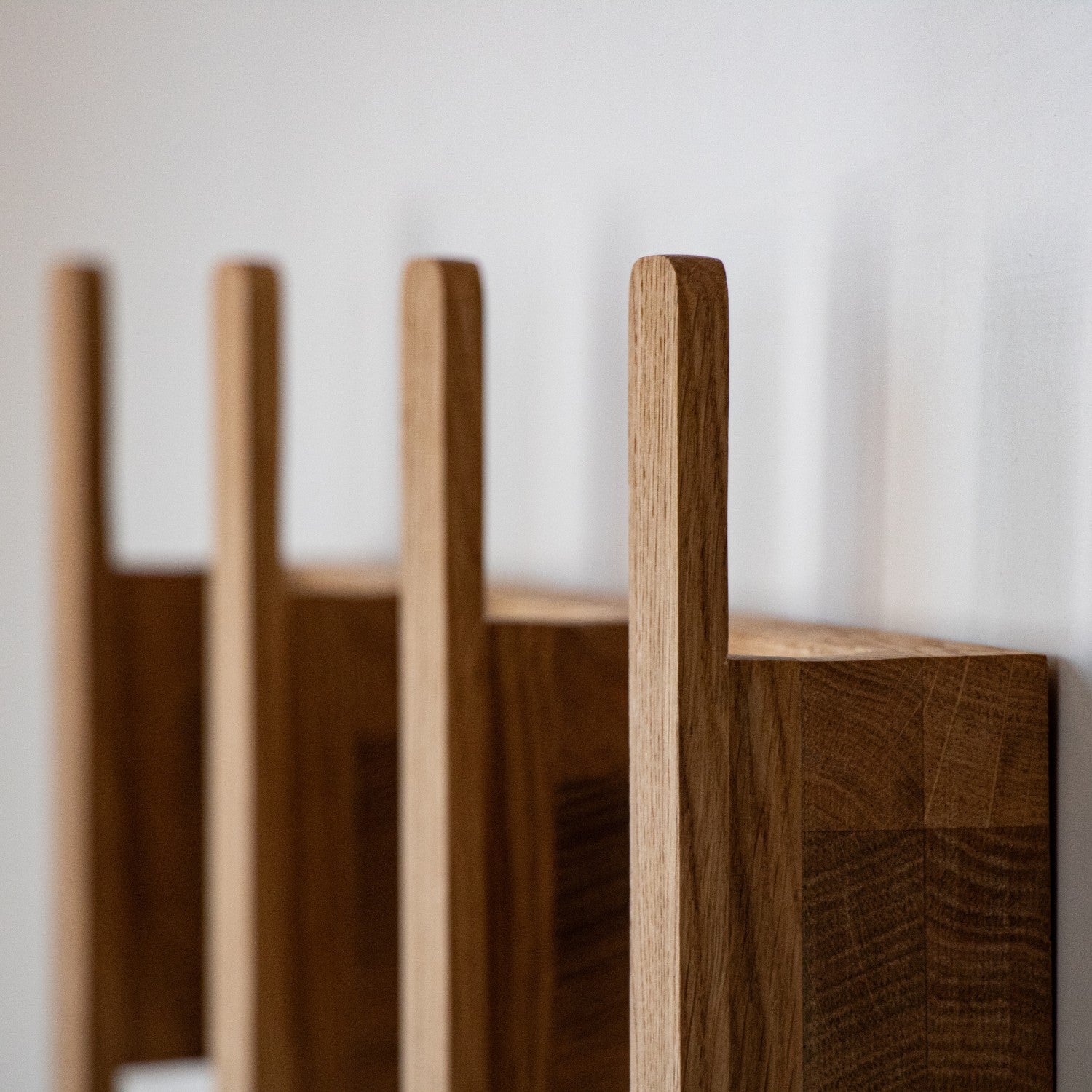 Garderobenleiste aus Massivholz-Eiche (FSC®) – Alva