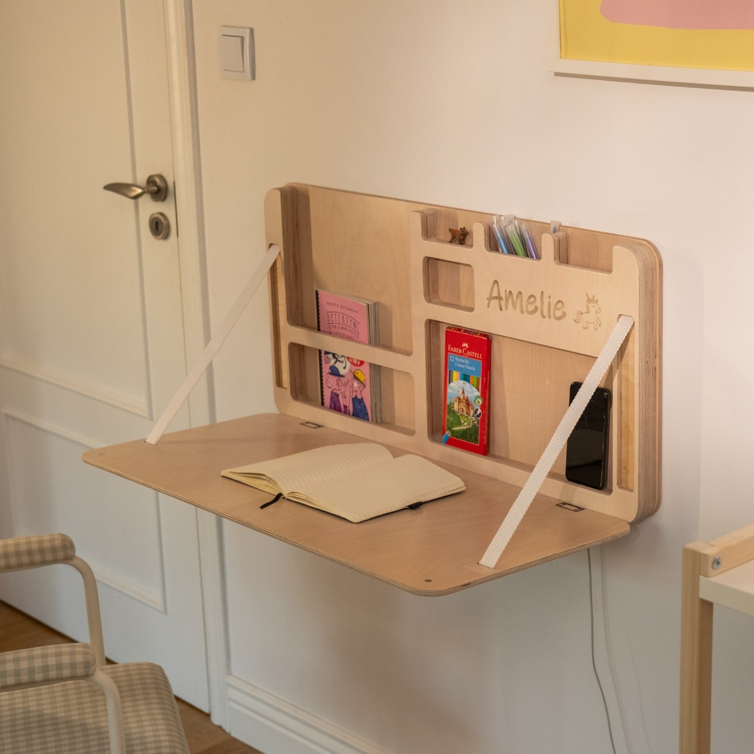 Kinderschreibtisch klappbar & personalisiert – schafft Platz & Freude im Kinderzimmer