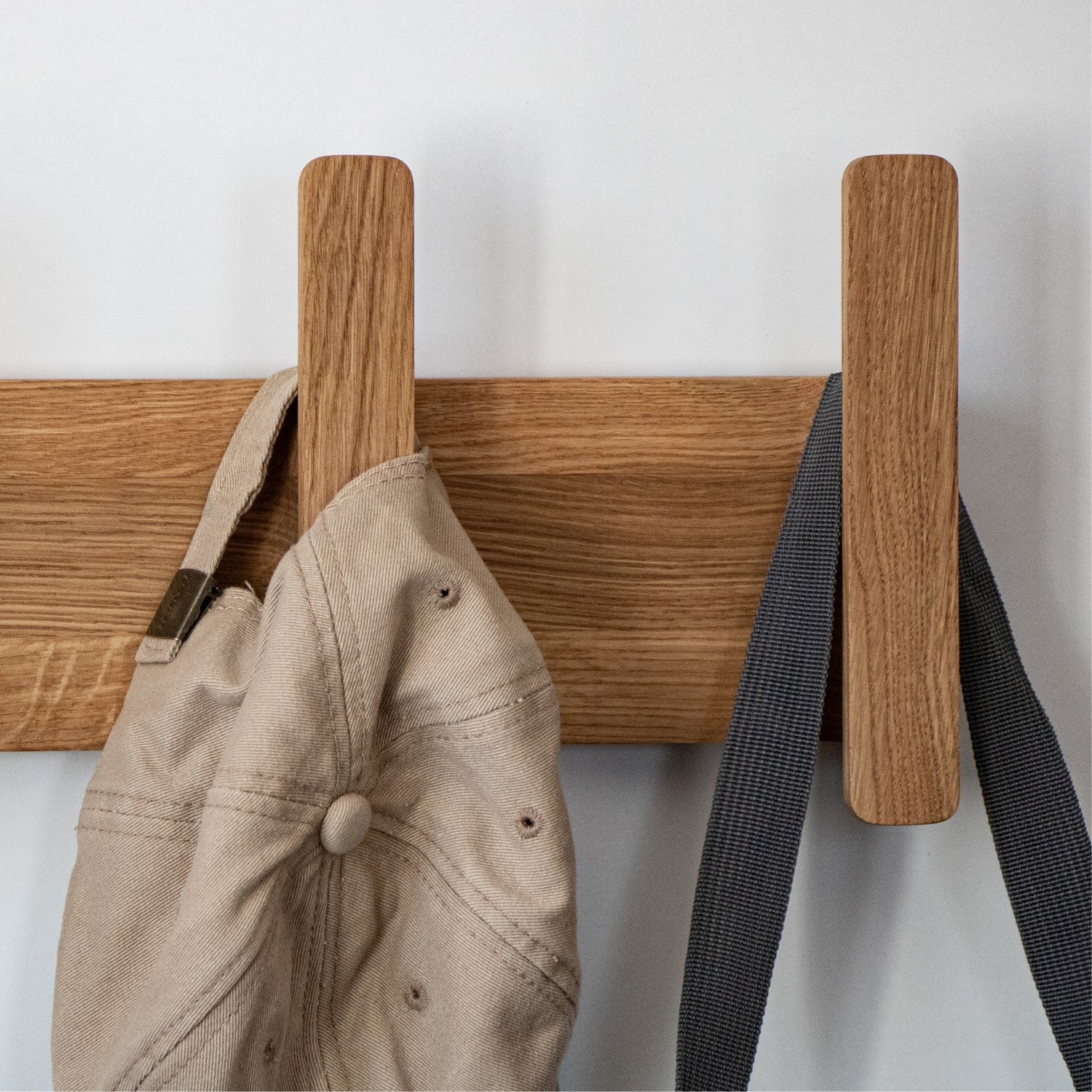 Garderobenleiste aus Massivholz-Eiche (FSC®) – Alva