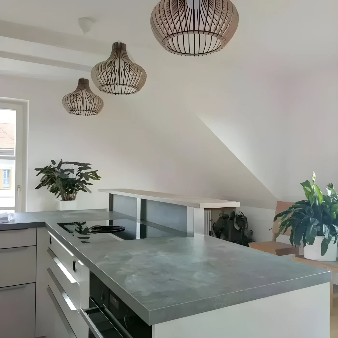 Drei Holzlampen über einer Küchentheke bei einer Kundin