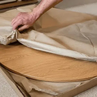 Tisch in Papier verpackt