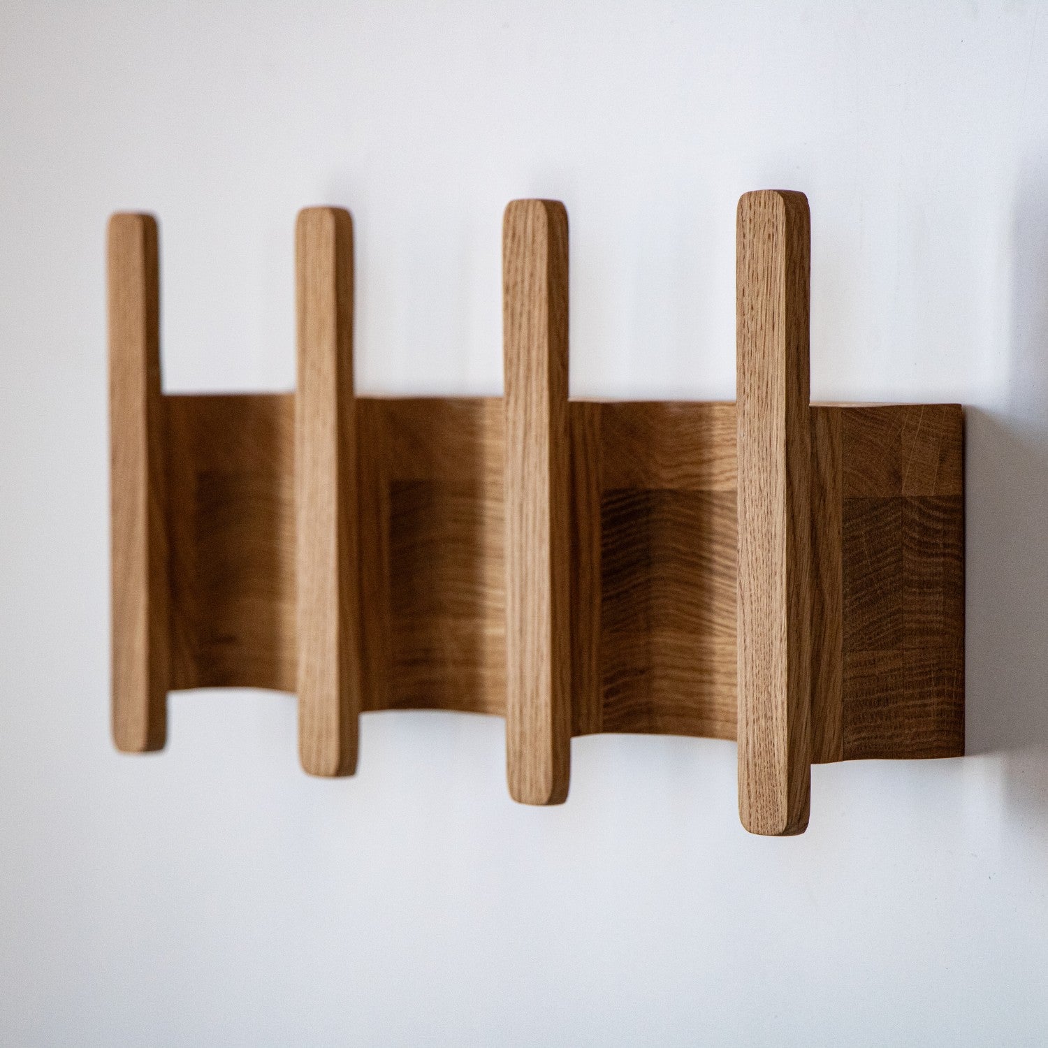 Garderobenleiste aus Massivholz-Eiche (FSC®) – Alva