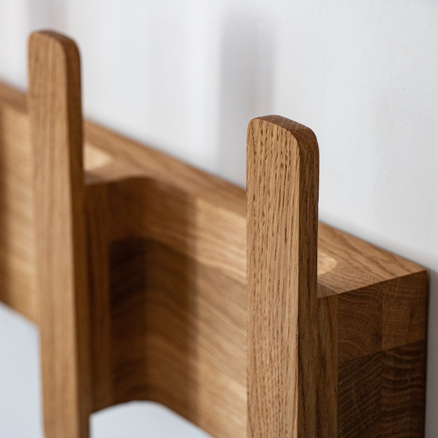 Garderobenleiste aus Massivholz-Eiche (FSC®) – Alva