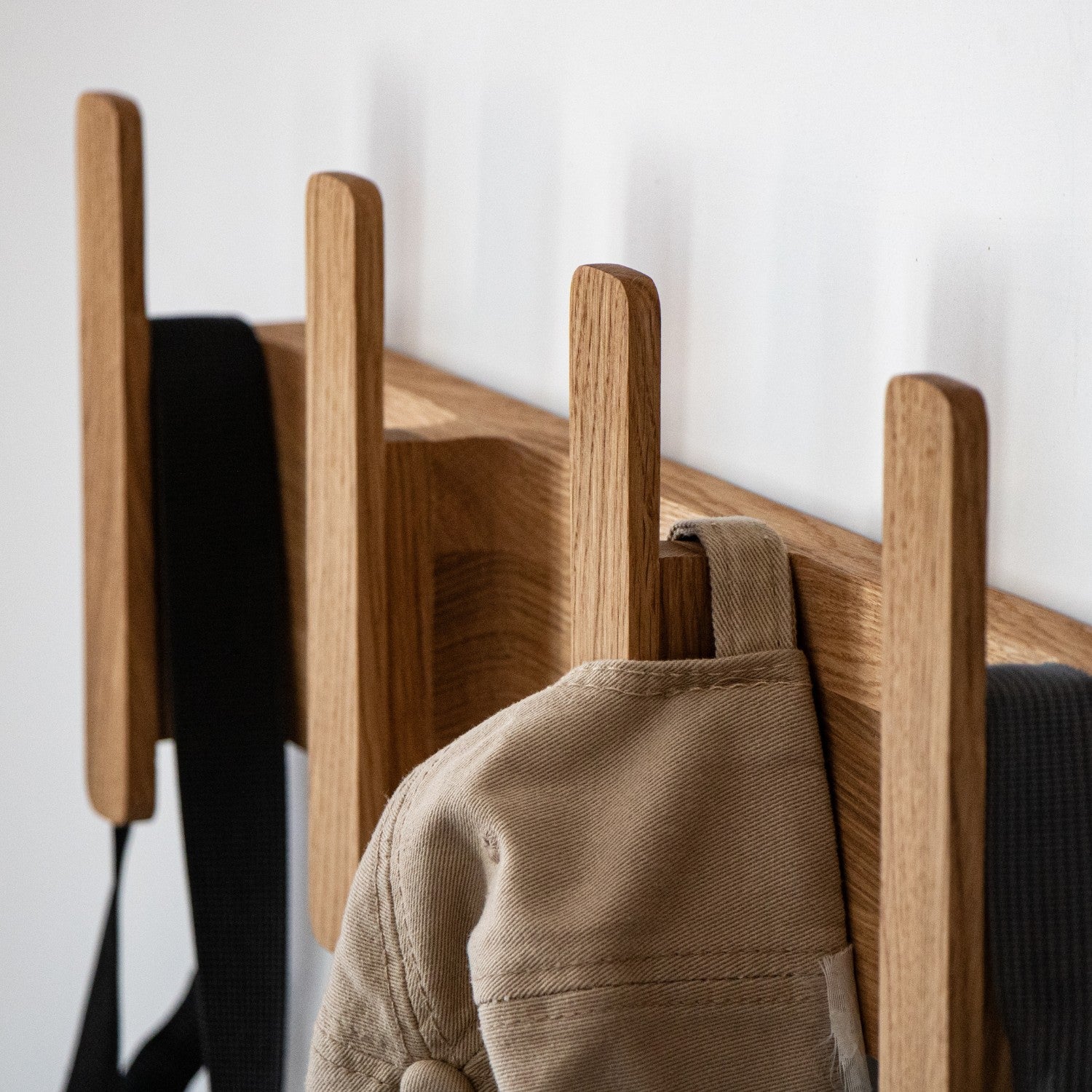 Garderobenleiste aus Massivholz-Eiche (FSC®) – Alva