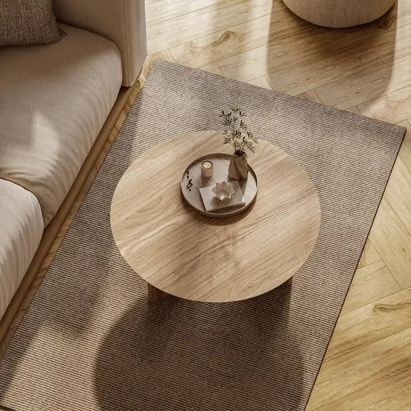 Runder Couchtisch Niva aus Eiche vor einem Sofa