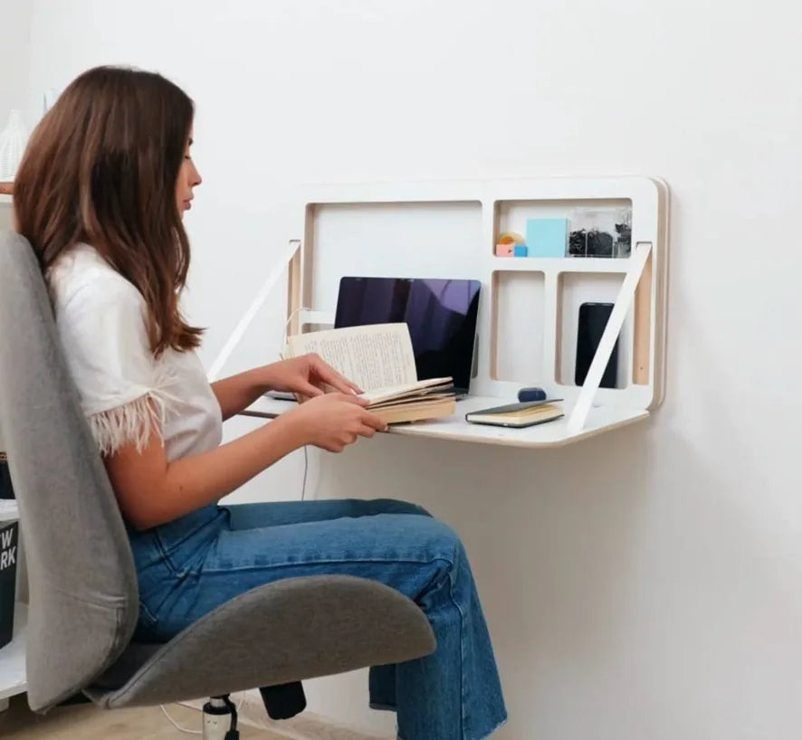 NordicDesk aufgeklappt: Arbeitsplatz mit Laptop und Fächern
