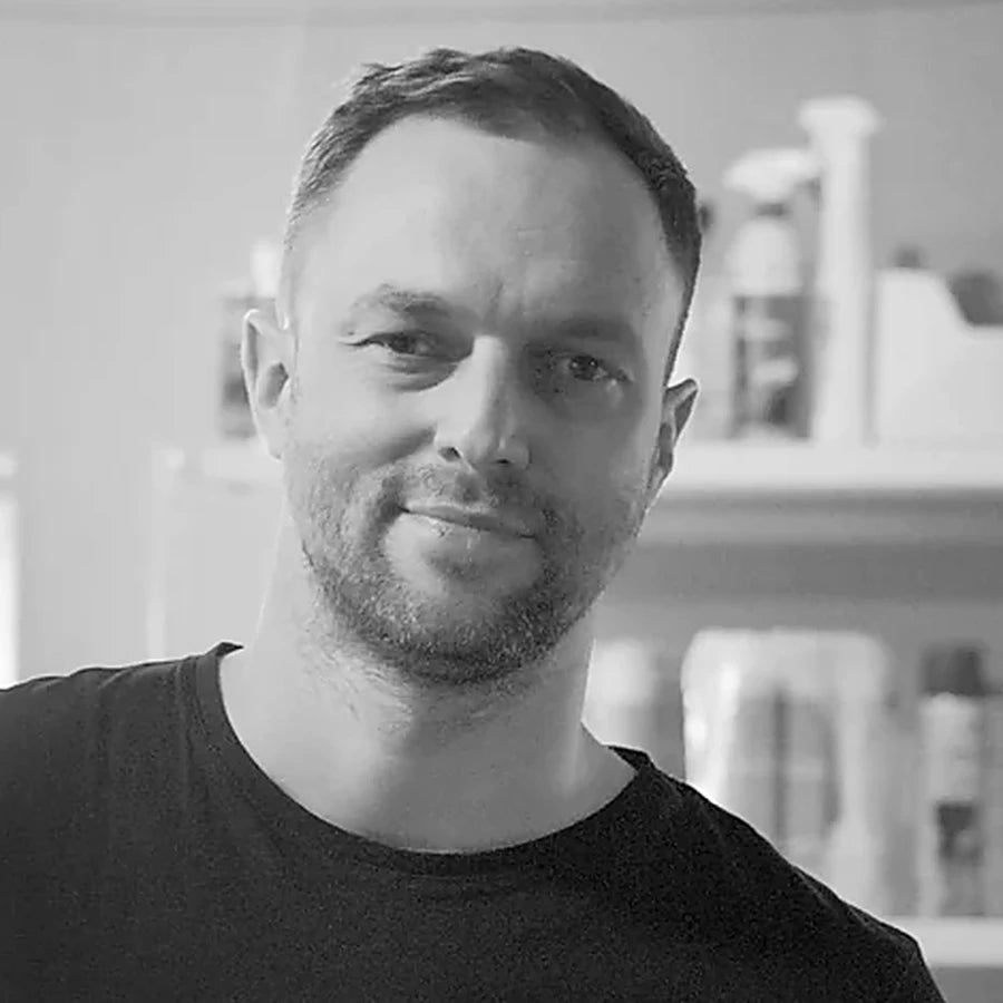 Valdis in seiner Werkstatt