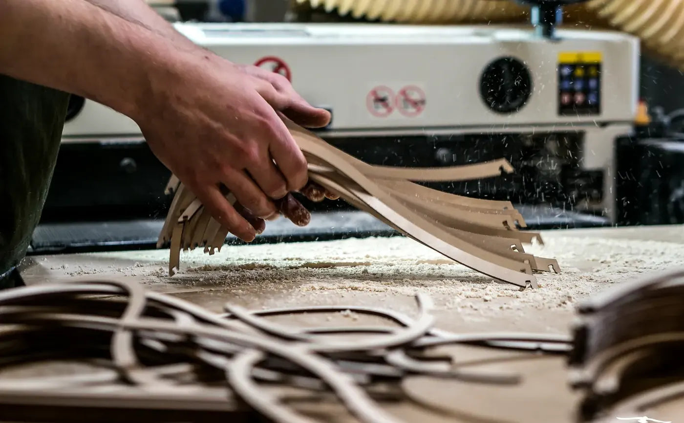Frisch geschliffene Holzteile in der Werkstatt