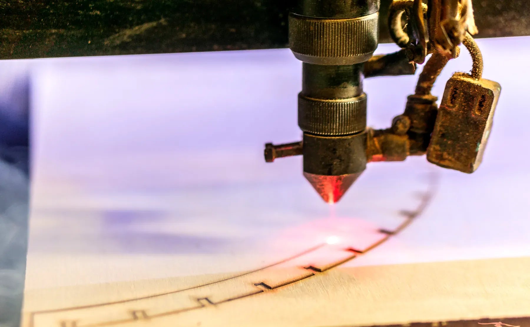 Ein Laser schneidet die Kontur einer Lampenlamelle
