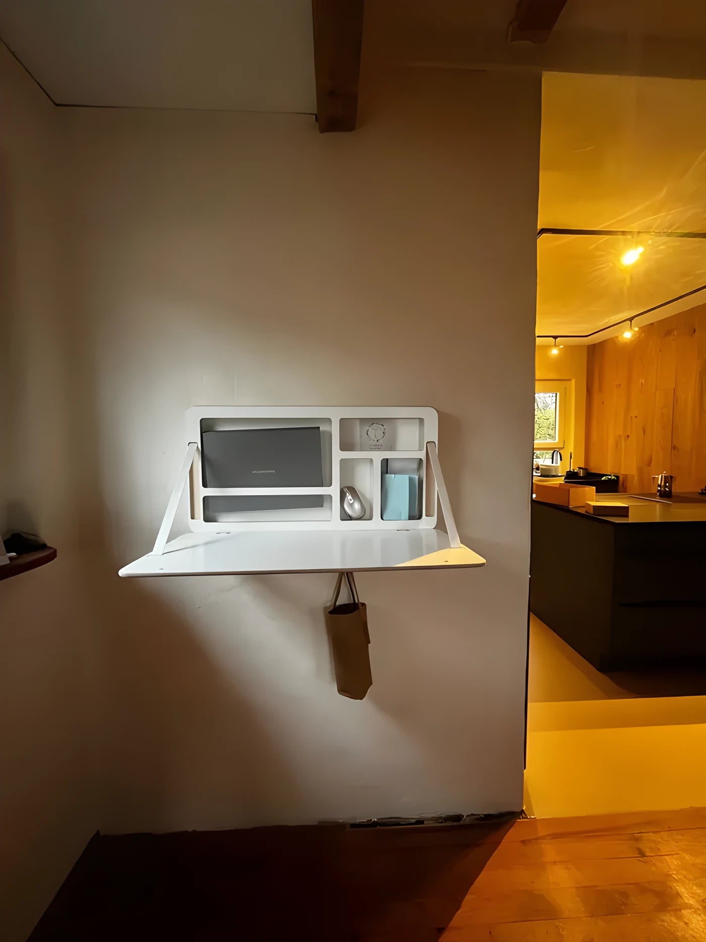 NordicDesk an der Wand bei einem Kunden